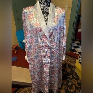 Kathryn Size Medium Women’s Silky Floral Robe